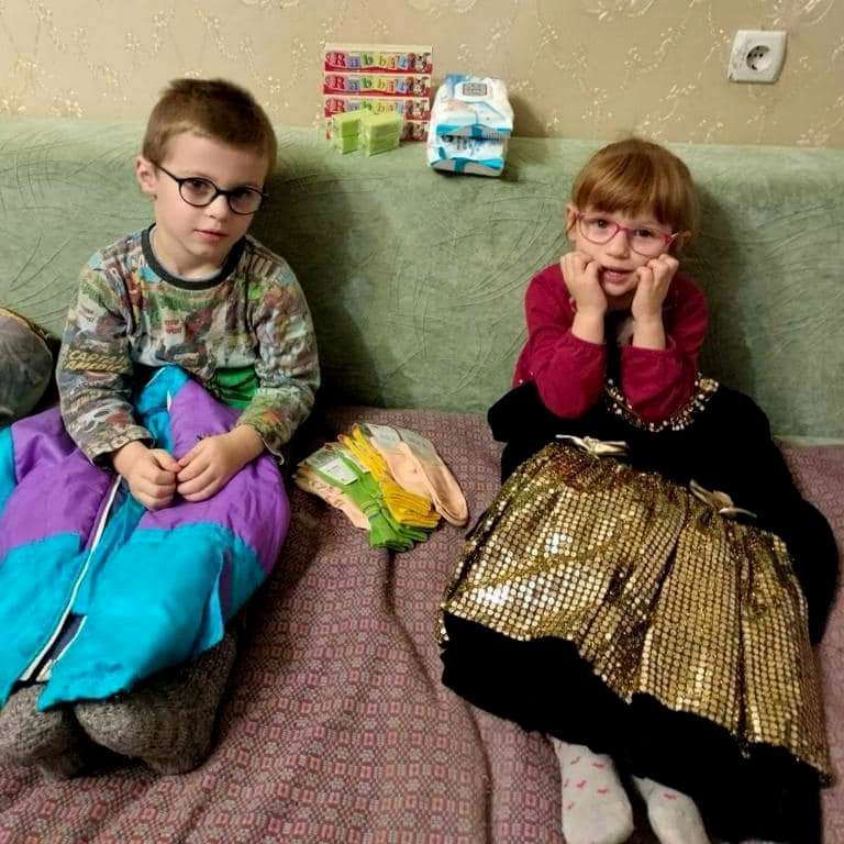 Deťom v Ševčenkove neďaleko frontovej línie: sušené mlieka, plienky a ďalšie