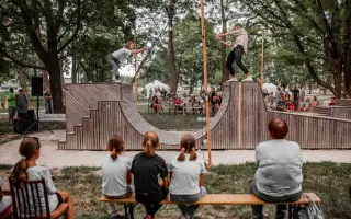 Tam vonku: pošlime  do sveta knihu o architektonických zásahoch [1:1] Workshopu