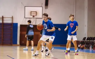 Pomôžte mi študovať a hrať basketbal na strednej škole v USA a splniť si tak sen