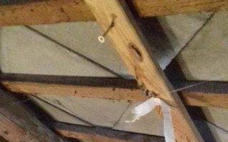 Pomôžte zabezpečiť opravu strechy pre pani Jolanku a jej dve deti