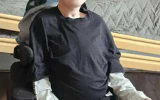 Nezmar Tomi - pomôžme mu so školným, aby neprežíval, ale žil