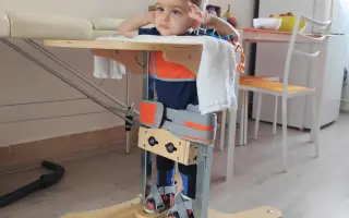 Pomôžme Emmke v obrovskej túžbe chodiť a napredovať Pomôžme Emmke v obrovskej túžbe chodiť a napredovať