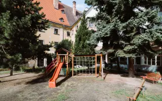 Pomôžme deťom hrať sa na zelenom ihrisku!