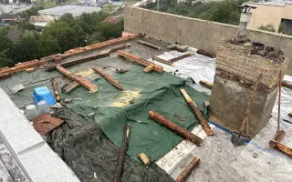 Pomôžte Miroslavovi s rodinou opraviť strechu, ktorú im zničila víchrica