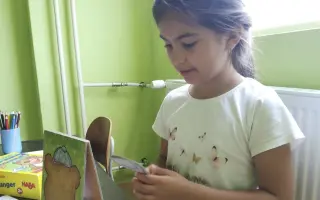 Pomôžme Miuške pokračovať v terapiách, ktoré jej menia život