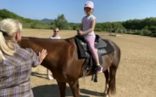 Pomôžme Miuške pokračovať v terapiách, ktoré jej menia život