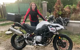 Pomôžme Katke uskutočniť symbolickú cestu cez Alpy na motorke
