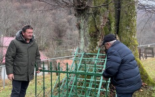 Starostlivé ruky pre prícestné kríže v Poloninách