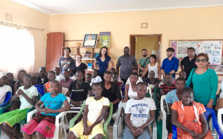 Pomôžte nám kúpiť šijací stroj a menštruačné vložky pre ženy a dievčatá v meste Kisumu, Keňa
