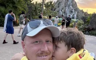 Pomôžte otcovi zo Slovenska tráviť, čo najviac času so synom, ktorý žije v USA