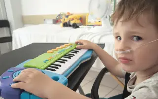 Martinko bojuje s DMO a epilepsiou. Zabezpečme mu potrebné rehabilitácie.