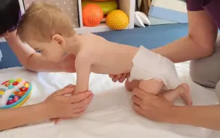 Pomôžme Emmke v obrovskej túžbe chodiť a napredovať Pomôžme Emmke v obrovskej túžbe chodiť a napredovať