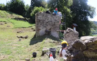Pomôžme dobrovoľníkom obnoviť kostolík a neumrieť pritom od hladu