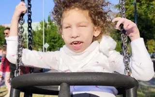 Osemročné kučeravé dievčatko Miška potrebuje našu pomoc