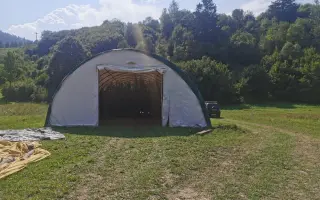 Pomôžme mladým farmárom Mirke a Peťovi po požiari obnoviť hospodárstvo
