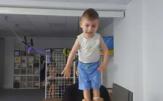 Pomôžme Evanovi postaviť sa na vlastné nožičky
