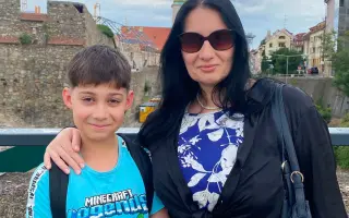 Podajme pomocnú ruku Miške, mame samoživiteľke, na ceste v boji s rakovinou