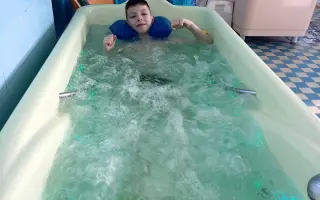 Pomôžme Maximkovi chodiť a behať ako jeho kamaráti