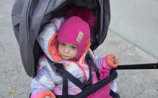 Pomôžme Emmke v obrovskej túžbe chodiť a napredovať Pomôžme Emmke v obrovskej túžbe chodiť a napredovať