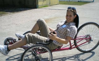 Pomôžte Soni  posadiť sa na bicykel | Help Soňa ride again on the special trike