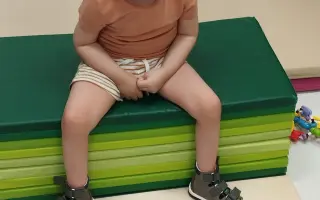 Pomôžme malému Tobiaskovi postaviť sa na nohy