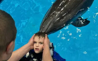 Zabezpečme Damiánkovi a Oliverkovi delfinoterapie