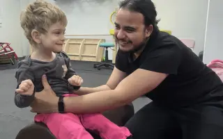 Pomôžme Emmke v obrovskej túžbe chodiť a napredovať Pomôžme Emmke v obrovskej túžbe chodiť a napredovať