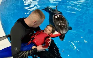 Zabezpečme Damiánkovi a Oliverkovi delfinoterapie