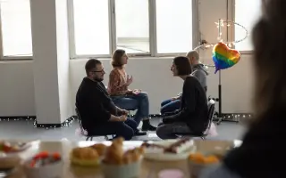 Socializmus s teplou tvárou: Podporte komiks o živote kvír ľudí v 80. rokoch