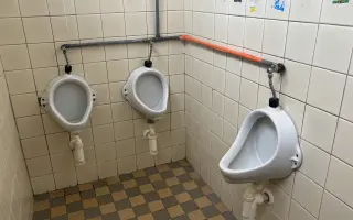 Malá potreba, veľká zmena. Pomôžte zmeniť školské toalety k lepšiemu