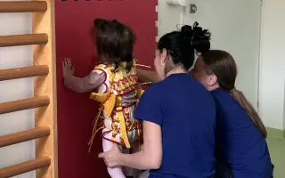 Pomôžme Emke urobiť krok vpred