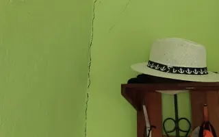 Nová strecha pre starých rodičov: Veterná smršť zničila ich domov, pomôžme im!
