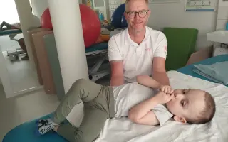 Pomôžme malému Tobiaskovi postaviť sa na nohy