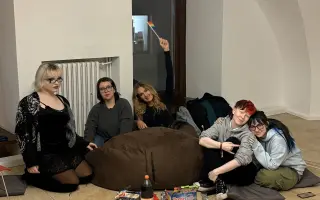 Pomôžte zachovať bezpečný priestor pre queer mladých ľudí