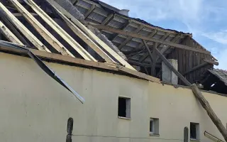 Nová strecha pre starých rodičov: Veterná smršť zničila ich domov, pomôžme im!