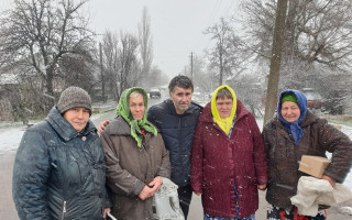Obyčajné sviečky pre ľudí v Ukrajine (pretože nemajú elektrinu dva roky)