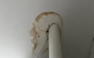 Aby do tried nepršalo – pomôžte študentom zachrániť strechu školy