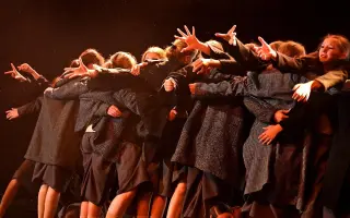 Podporte ELI - tanečno - pohybové celovečerné divadlo žiakov s témou holokaustu