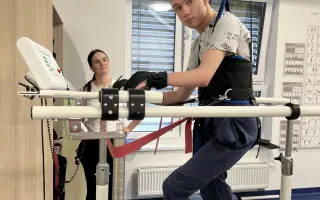 Darujme Alexovi robotickú rehabilitáciu