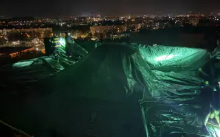 Pomôžte Miroslavovi s rodinou opraviť strechu, ktorú im zničila víchrica