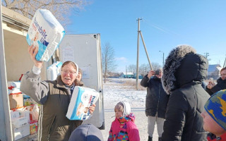 Deťom v Ševčenkove neďaleko frontovej línie: sušené mlieka, plienky a ďalšie