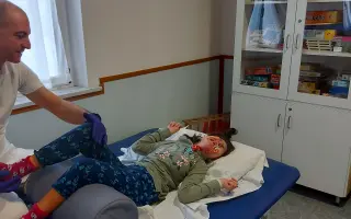 Darujme Klárke šancu žiť bez bolesti a slobodne sa hýbať