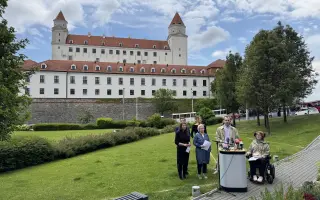 Pomôžte nám získať spravodlivosť tam, kde ju ústava popiera