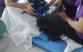 Jarko je po prasknutí aneuryzmy. Pomôžme ho postaviť na vlastné nohy.