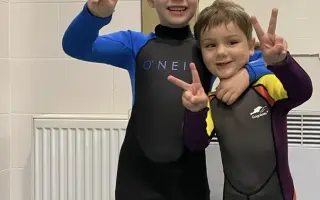 Zabezpečme Damiánkovi a Oliverkovi delfinoterapie