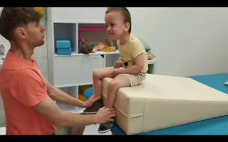 Pomôžme malému Tobiaskovi postaviť sa na nohy