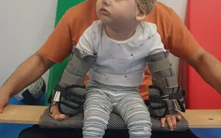 Pomôžme malému bojovníkovi Peťkovi pokračovať v rehabilitáciách a terapiách