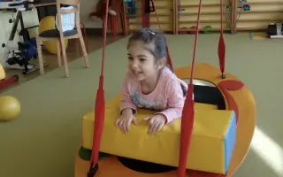 Pomôžme Miuške pokračovať v terapiách, ktoré jej menia život