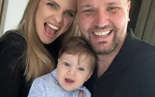 Podporte manželku a malého syna po náhlej strate manžela a otca