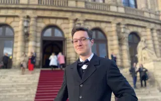 Podporte Attilu v štúdiu vysokej školy v Londýne